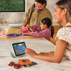 Amazon Echo Show 8 weiß + RING Battery Video Doorbell 2 - 2K grau